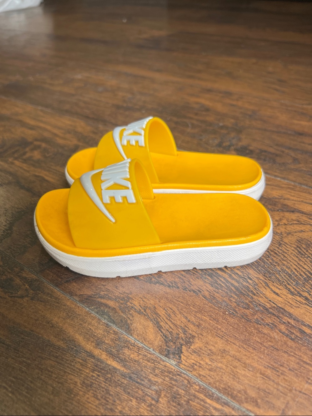 Nike kids/toddler yellow logo slides sandals size EU 25 US 8C - Picture 2 of 4